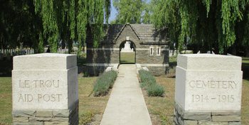 Le Trou Aid Post Cemetery, Fleurbaix (No. Fr 566)